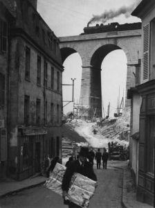 058/159-044 André Kertész Meudon, 1928 gelatin silver print 23.8 x 17.7 cm (9 3/8 x 6 15/16); 45.7 x 35.6 cm (18 x 14) Collection Soizic Audouard, Paris André Kertész photographs reproduced courtesy of the Estate of André Kertész and the Jeu de Paume/French Ministry for Culture and Communication
